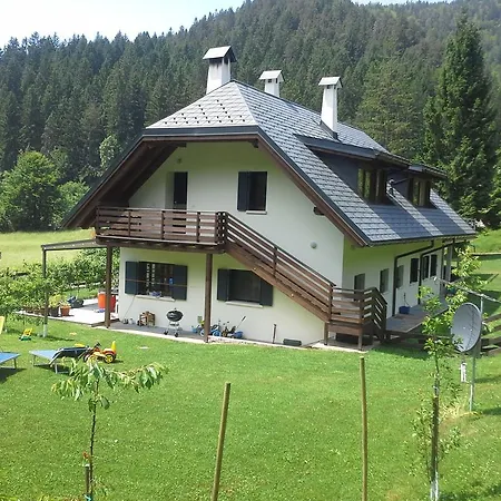 アパート Casa Dello Scoiattolo タルヴィージオ