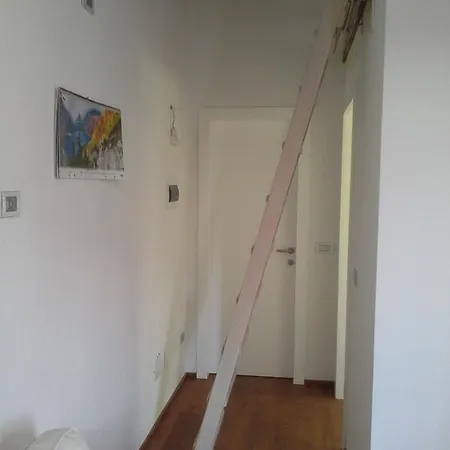 アパート Casa Dello Scoiattolo タルヴィージオ